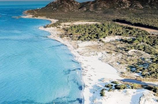 Capo Comino è una frazione del comune di Siniscola, situata sulla costa orientale della Sardegna, in provincia di Nuoro. La zona è caratterizzata da una lunga spiaggia di sabbia dorata che si estende per circa 4 chilometri e da un bellissimo mare cristallino, ideale per il nuoto e le attività acquatiche come il windsurf e il kitesurf.